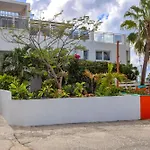 Maho Beach House - Grand Studio - Oceanview Suite