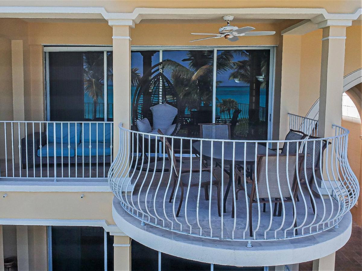 Renaissance Unit 205 Aparthotel Grace Bay