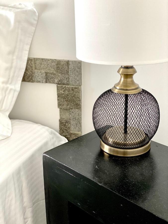 The Black Palm Apartment *