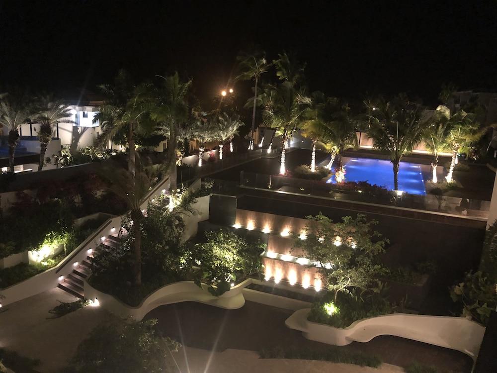 Hodges Bay & 4*