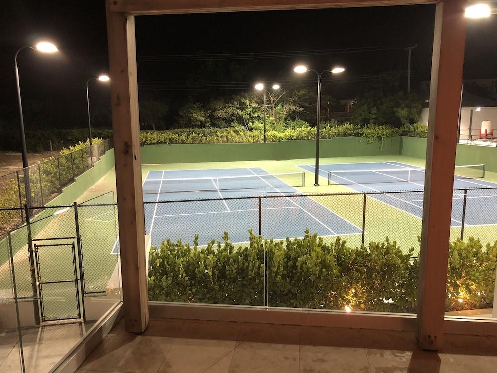 Resort Hodges Bay & 4*