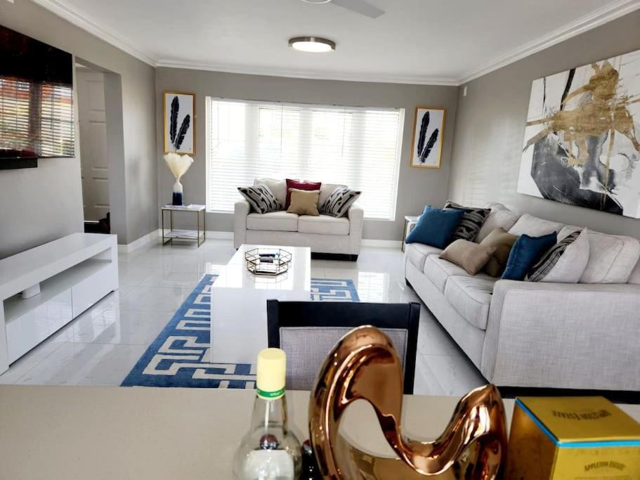 Holiday home Brand New Luxurious Townhouse In