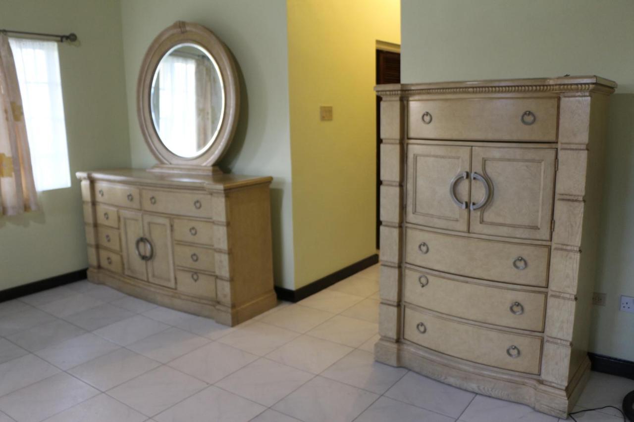 A Luxurious 4-bedroom Private With Games Room, Theatre & Modern Art Pousada Montego Bay