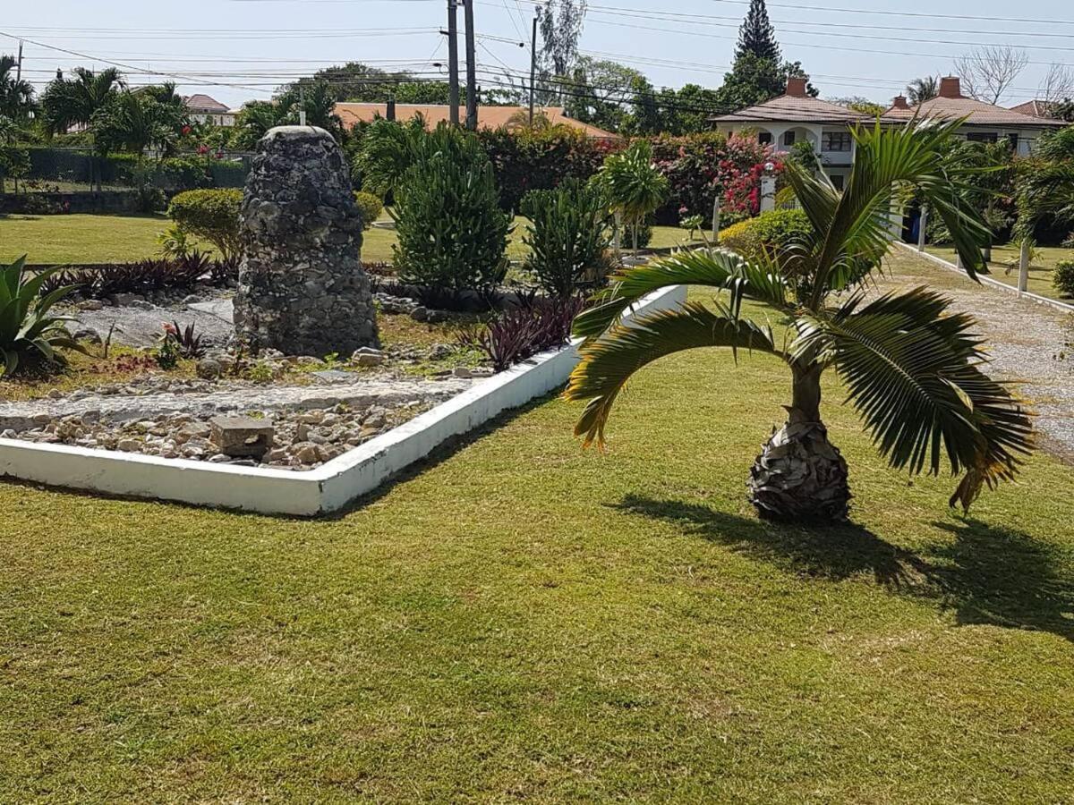 Garden Apartment-Beach-5Min Drive, 1 Hr Montego Bay, 25 Mins Ocho Rios, Welcome Breakfast Basket * Runaway Bay