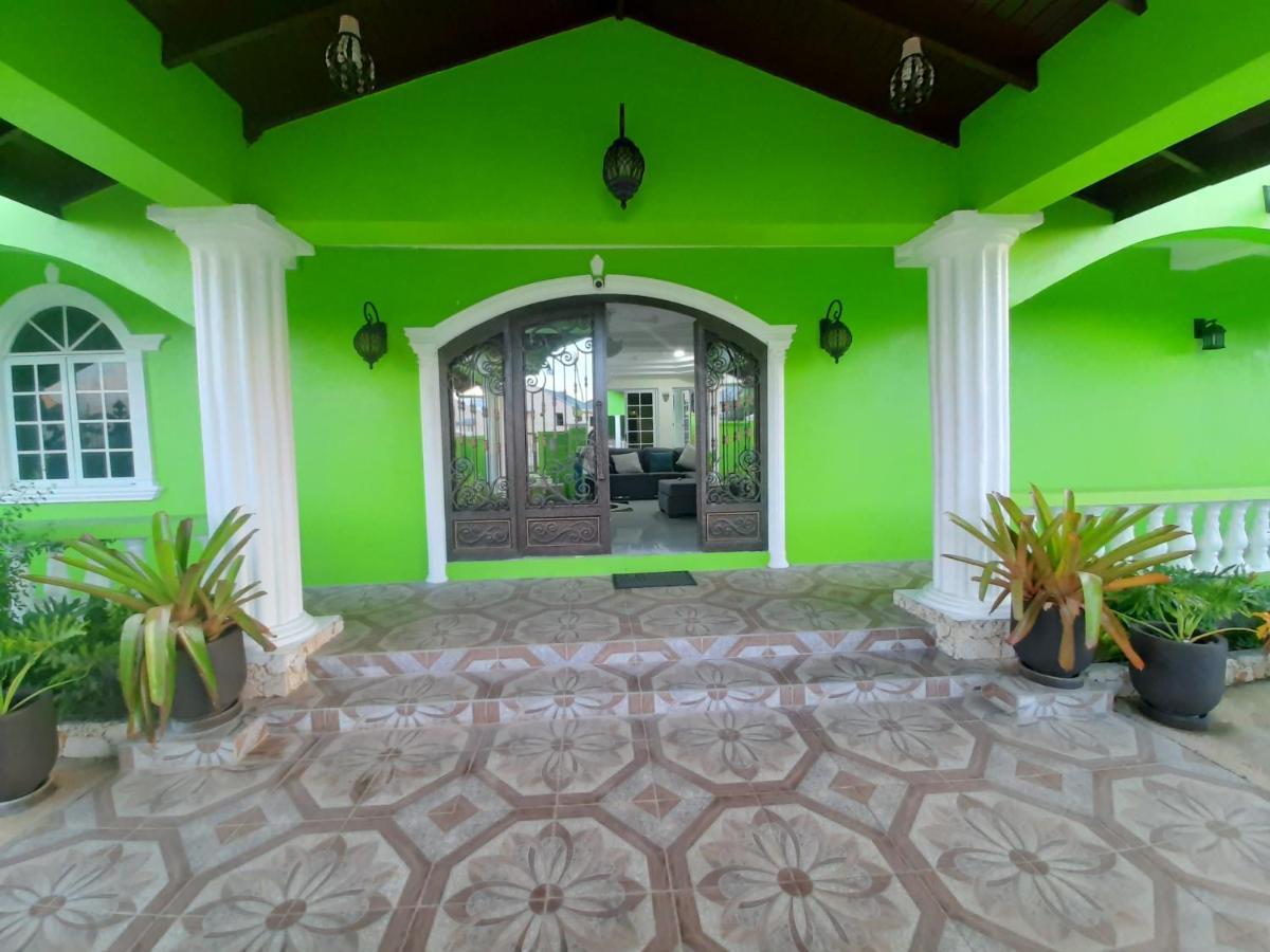 Inn Pesheres & *