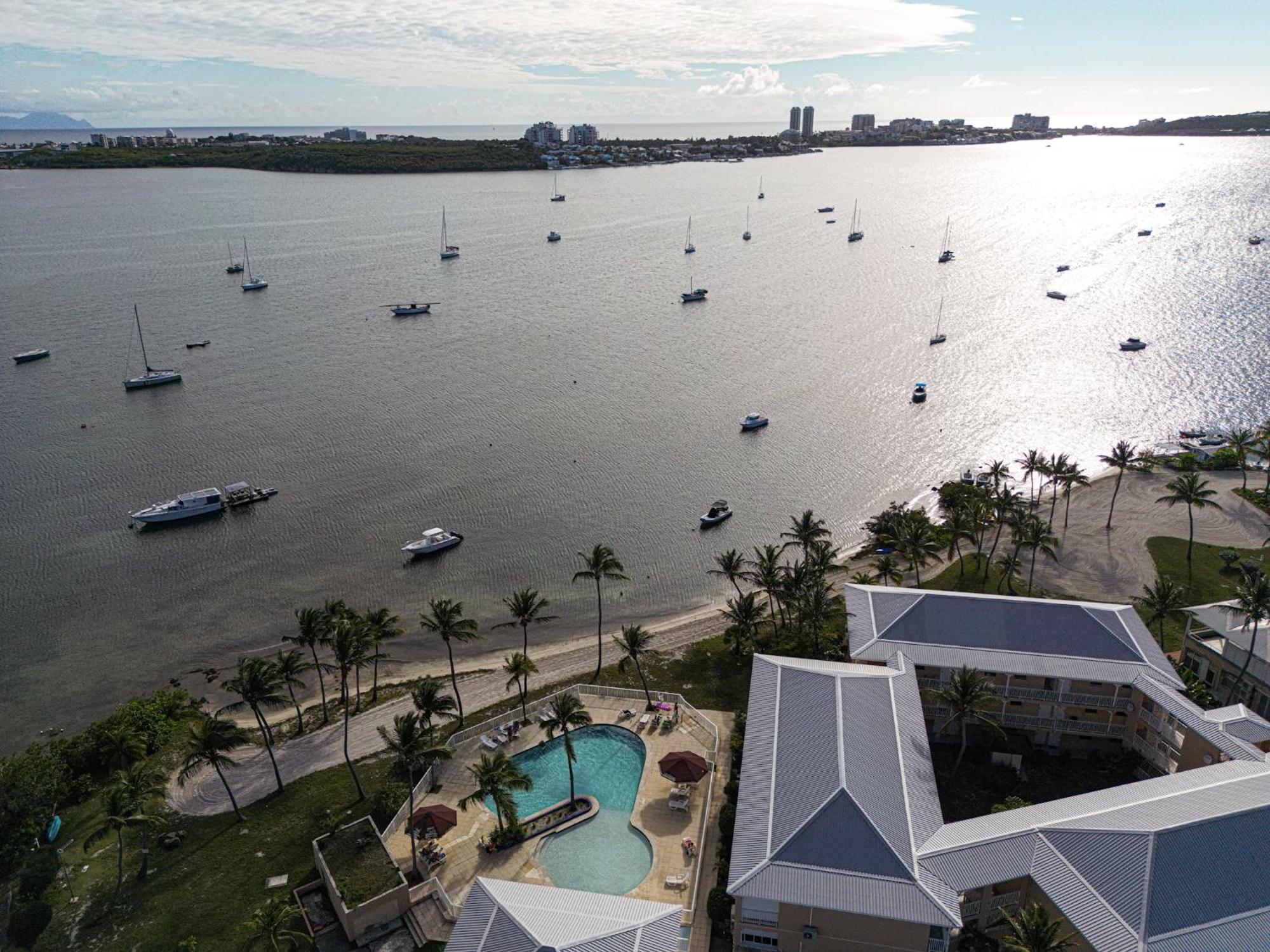Superb Lagoon View Apartment *
