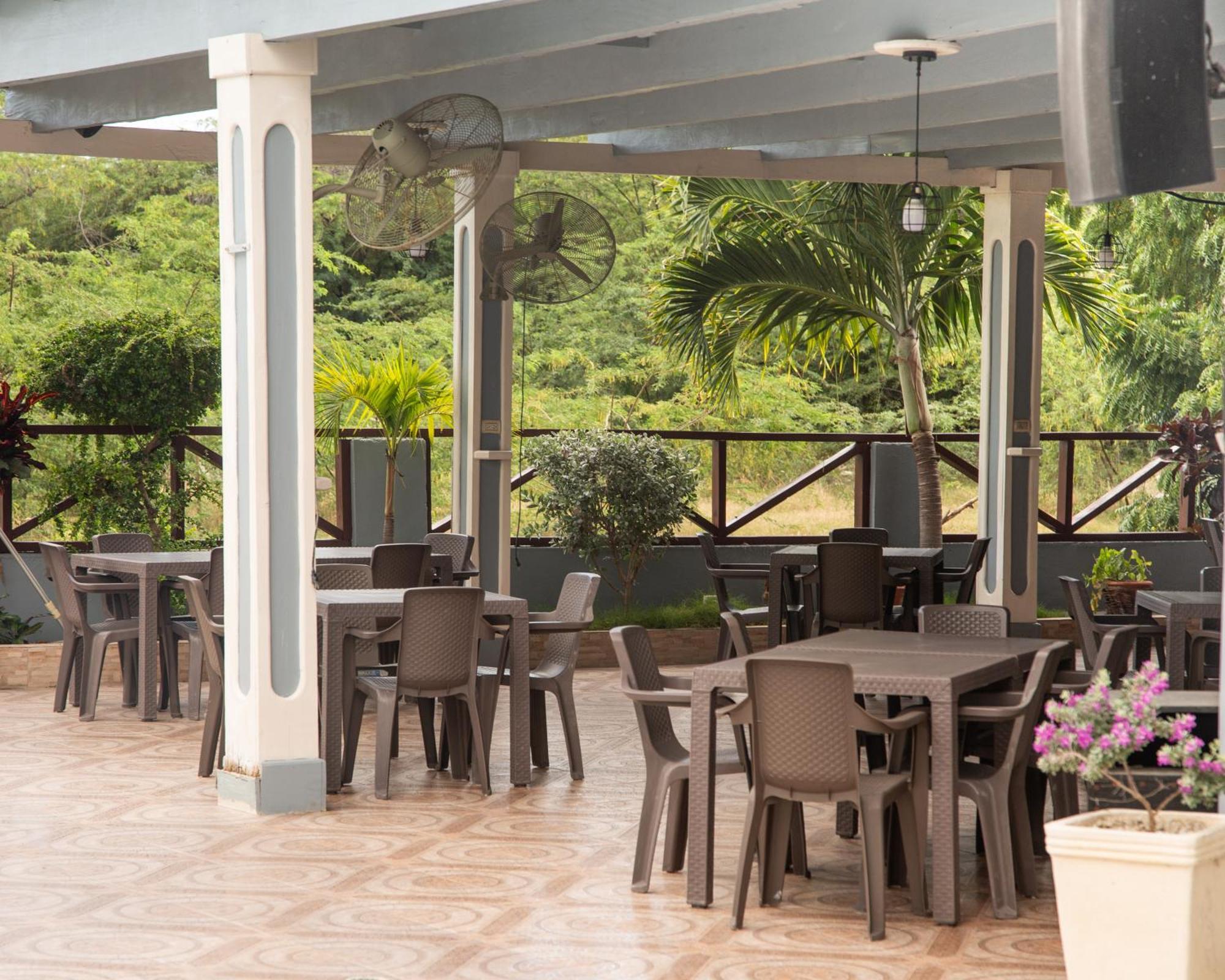 El Barco Hotel *