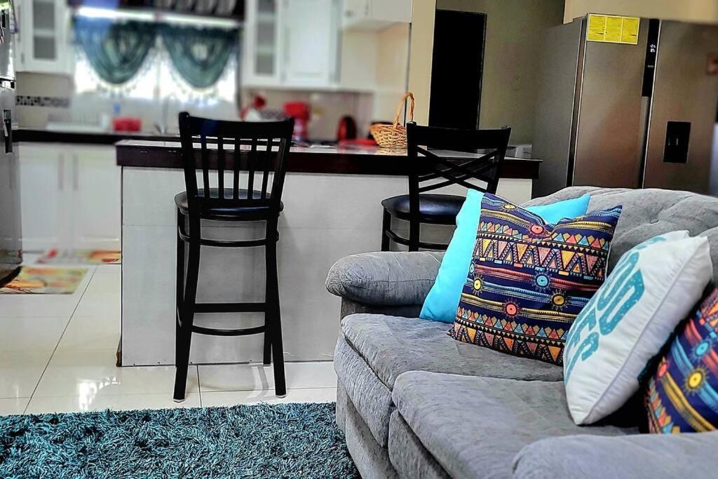 Travelholics Getaways Villa Piarco