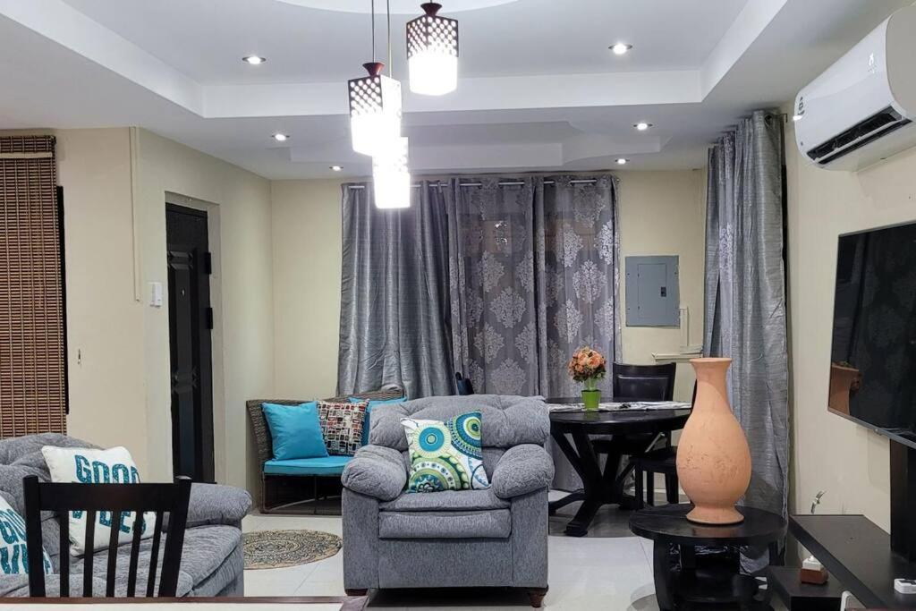 Travelholics Getaways Villa *