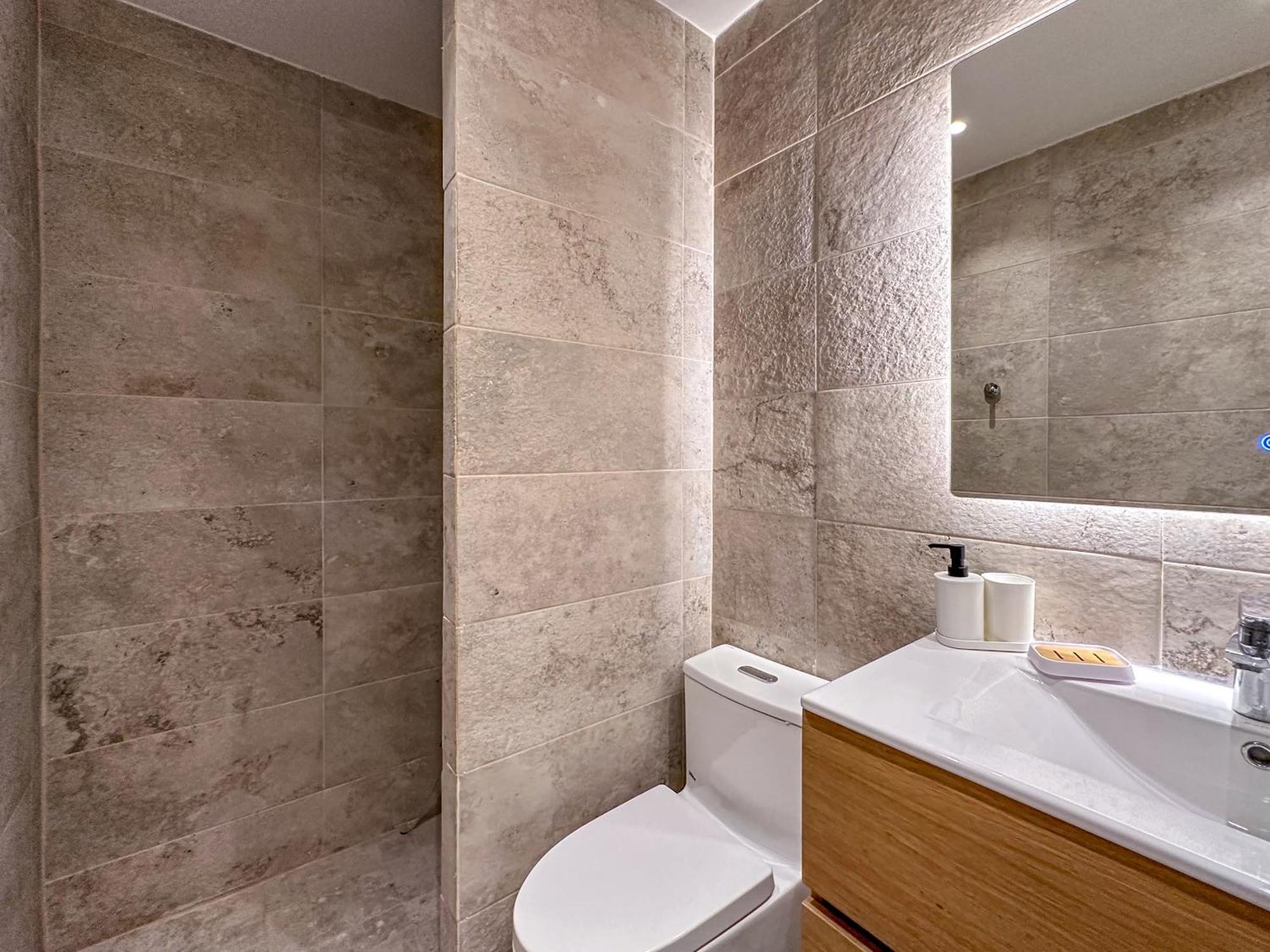 Fantastic New Penthouse W Rooftop Picuzzi Apartment