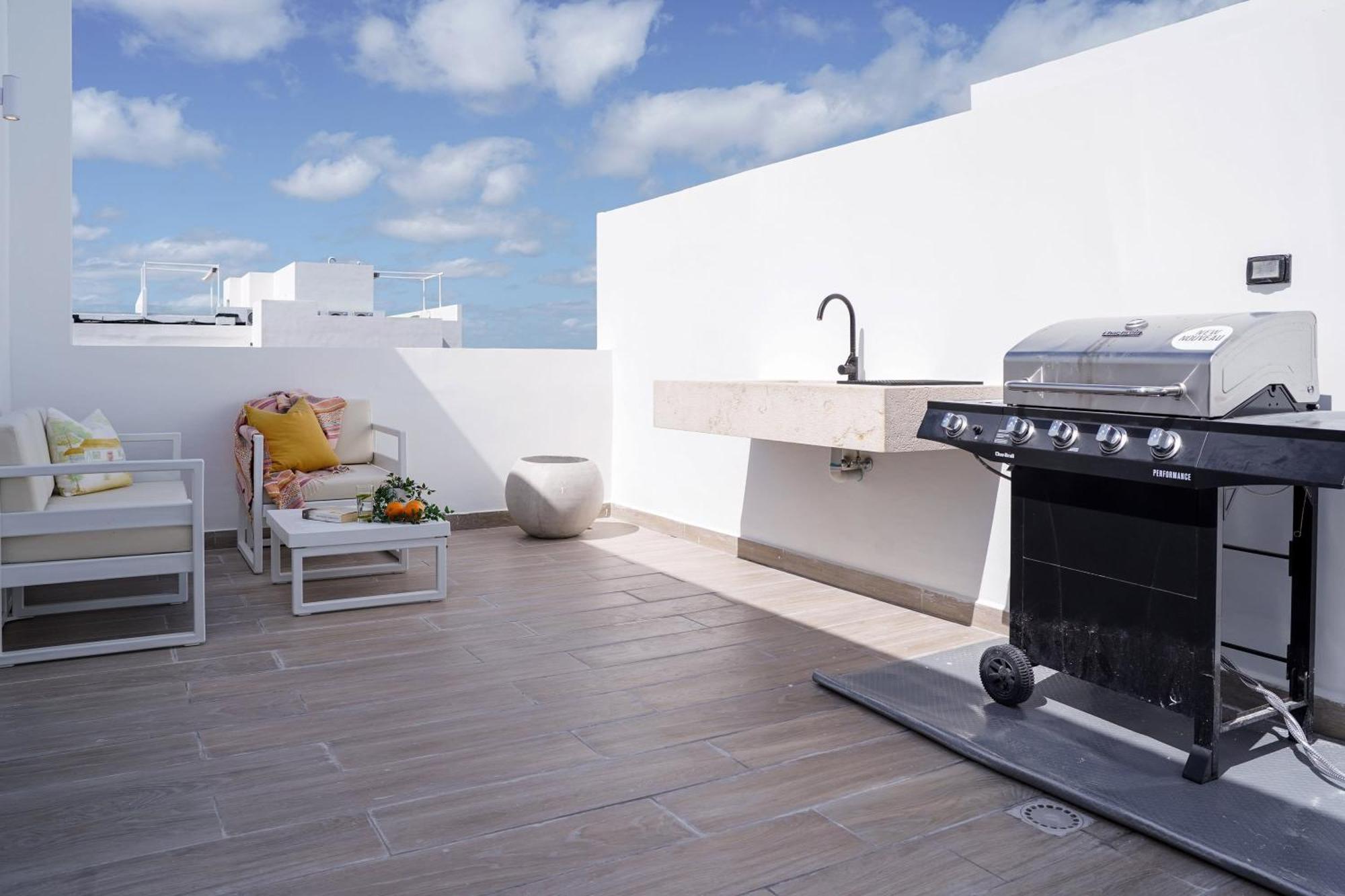 Fantastic New Penthouse W Rooftop Picuzzi Apartment *