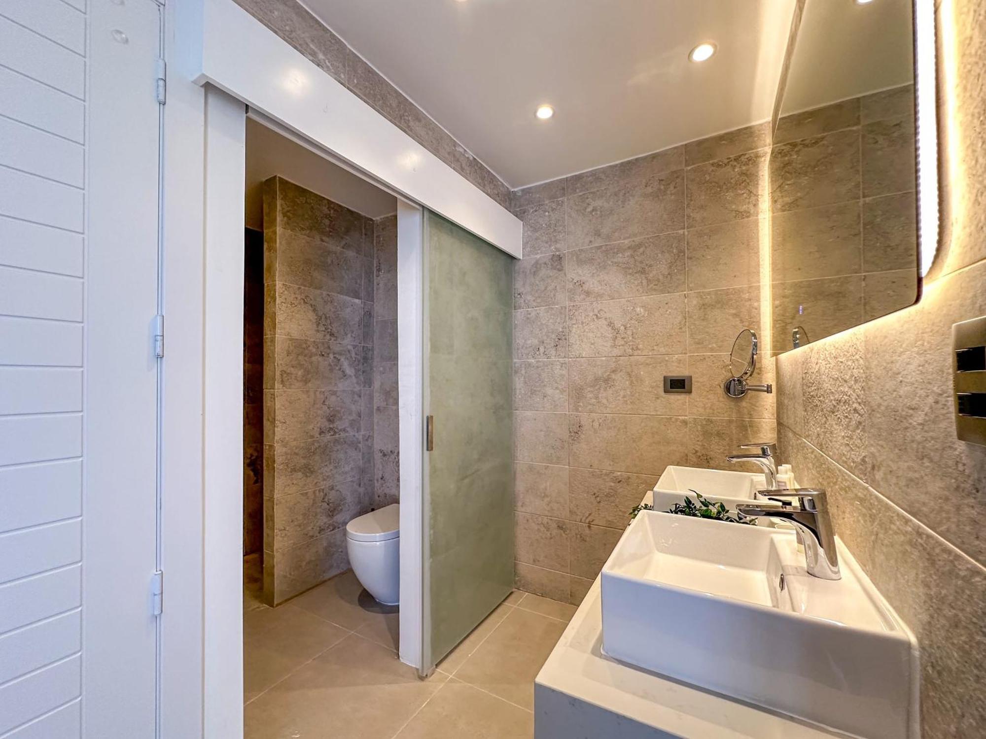 Fantastic New Penthouse W Rooftop Picuzzi Apartment *