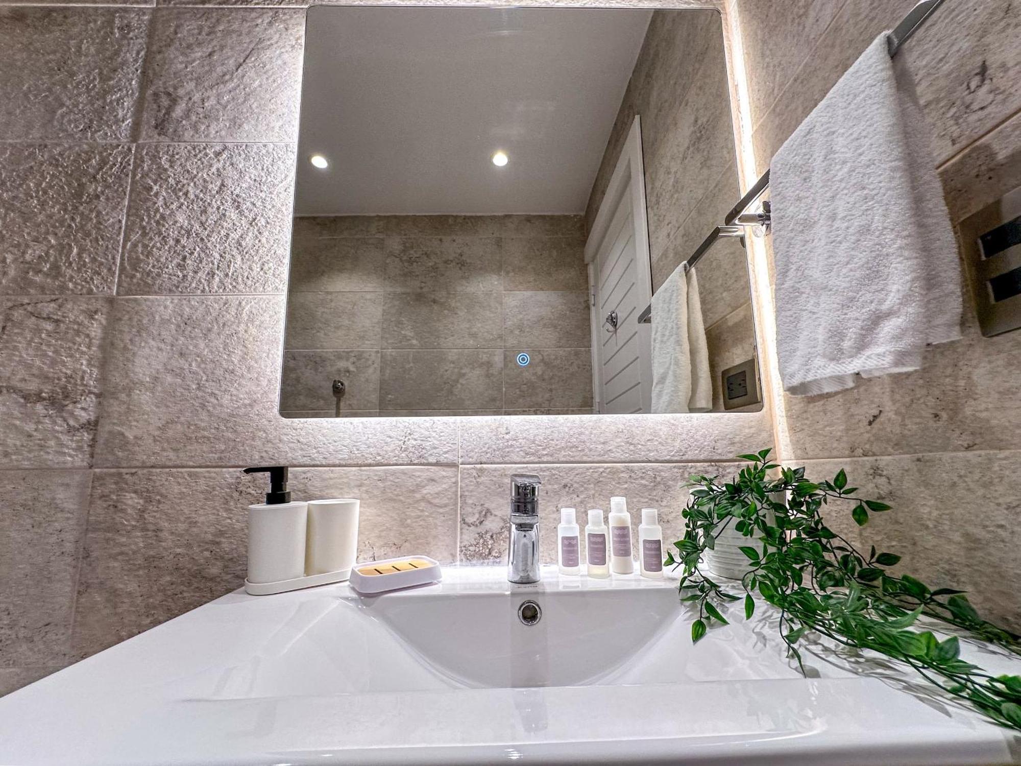 Fantastic New Penthouse W Rooftop Picuzzi Apartment *