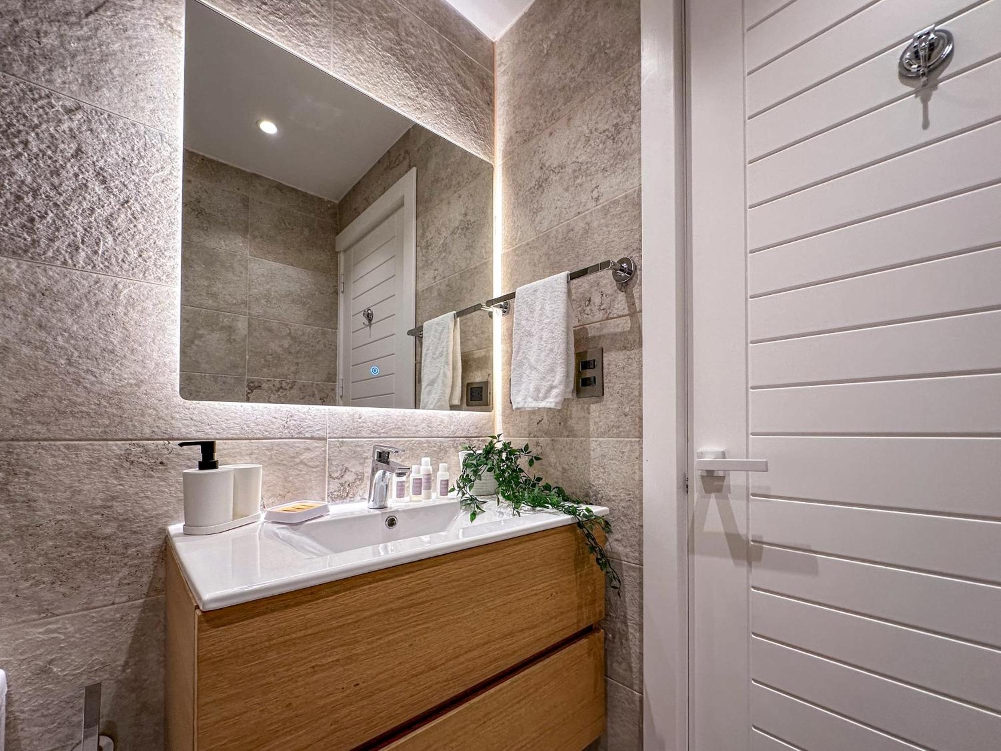 Fantastic New Penthouse W Rooftop Picuzzi Apartment
