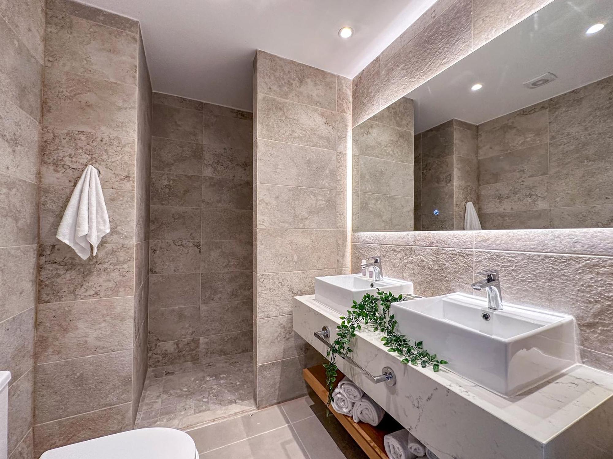 Fantastic New Penthouse W Rooftop Picuzzi Apartment