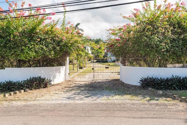 Apartment Garden Apartment-Beach-5Min Drive, 1 Hr Montego Bay, 25 Mins Ocho Rios, Welcome Breakfast Basket Runaway Bay