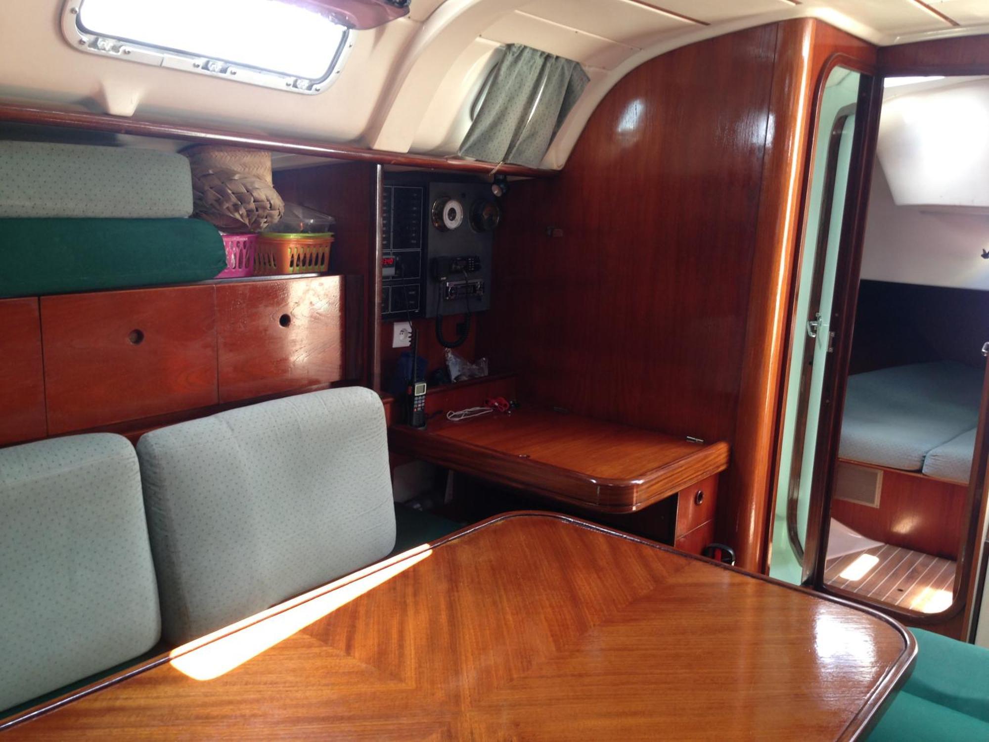 Botel Private Yacht, Day Sail And Houseboat