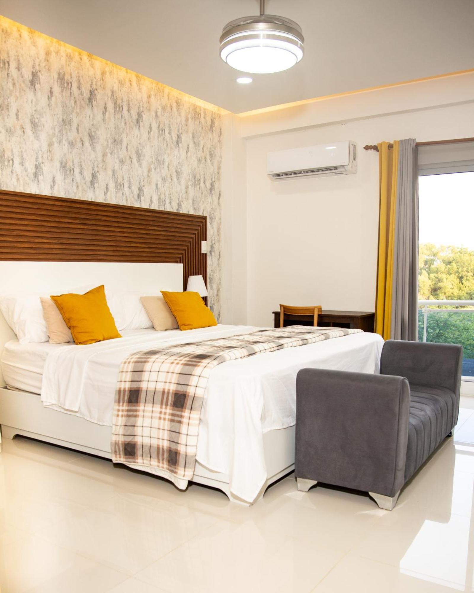 El Barco Hotel *