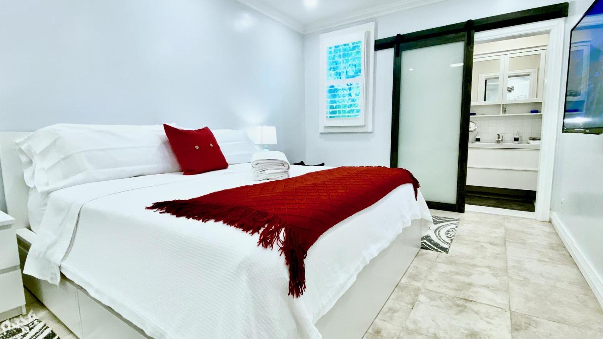 Seaside Family Oasis, King Bed, Private Pool, With Car Apartment *