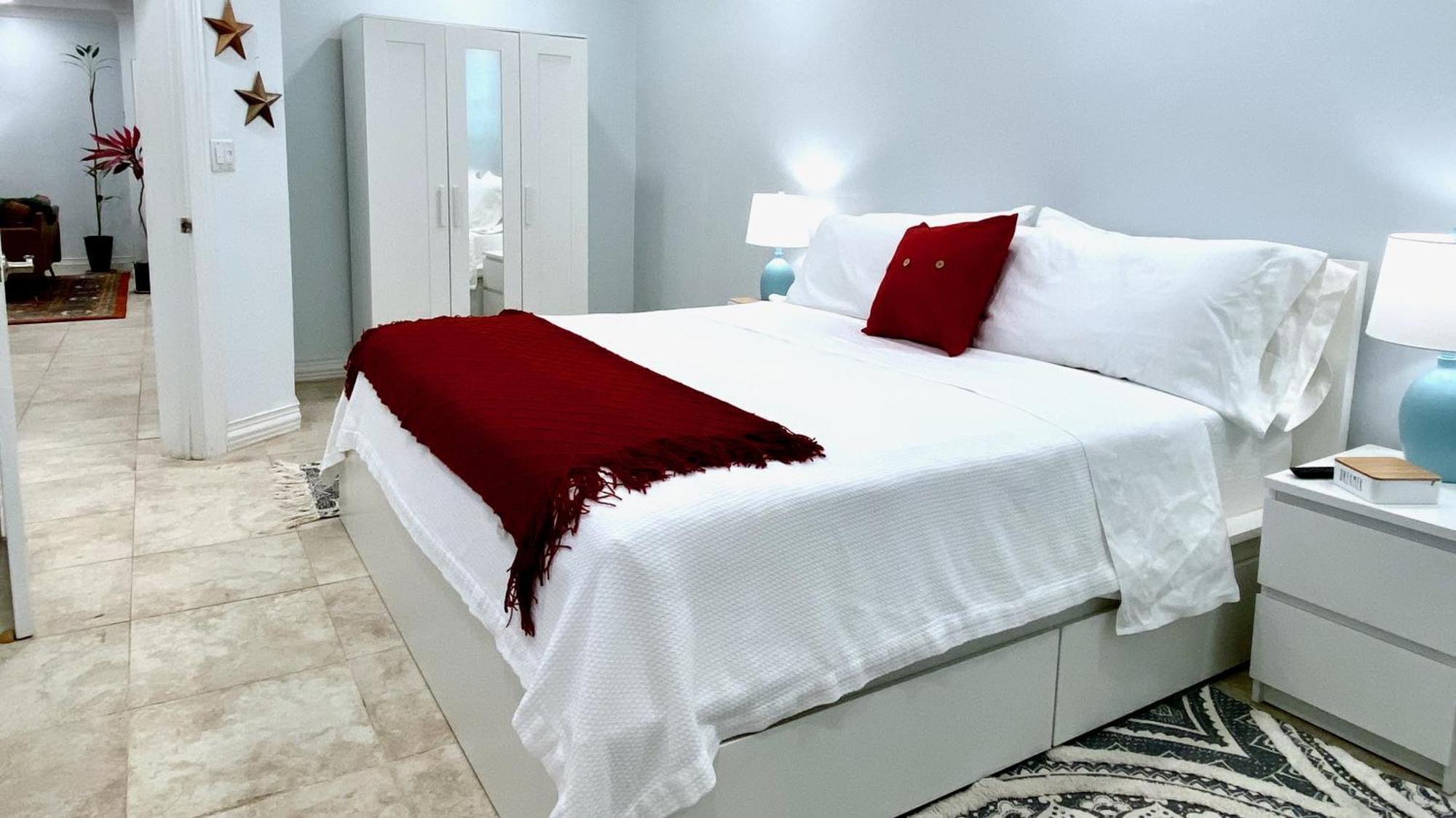 Seaside Family Oasis, King Bed, Private Pool, With Car Apartment *