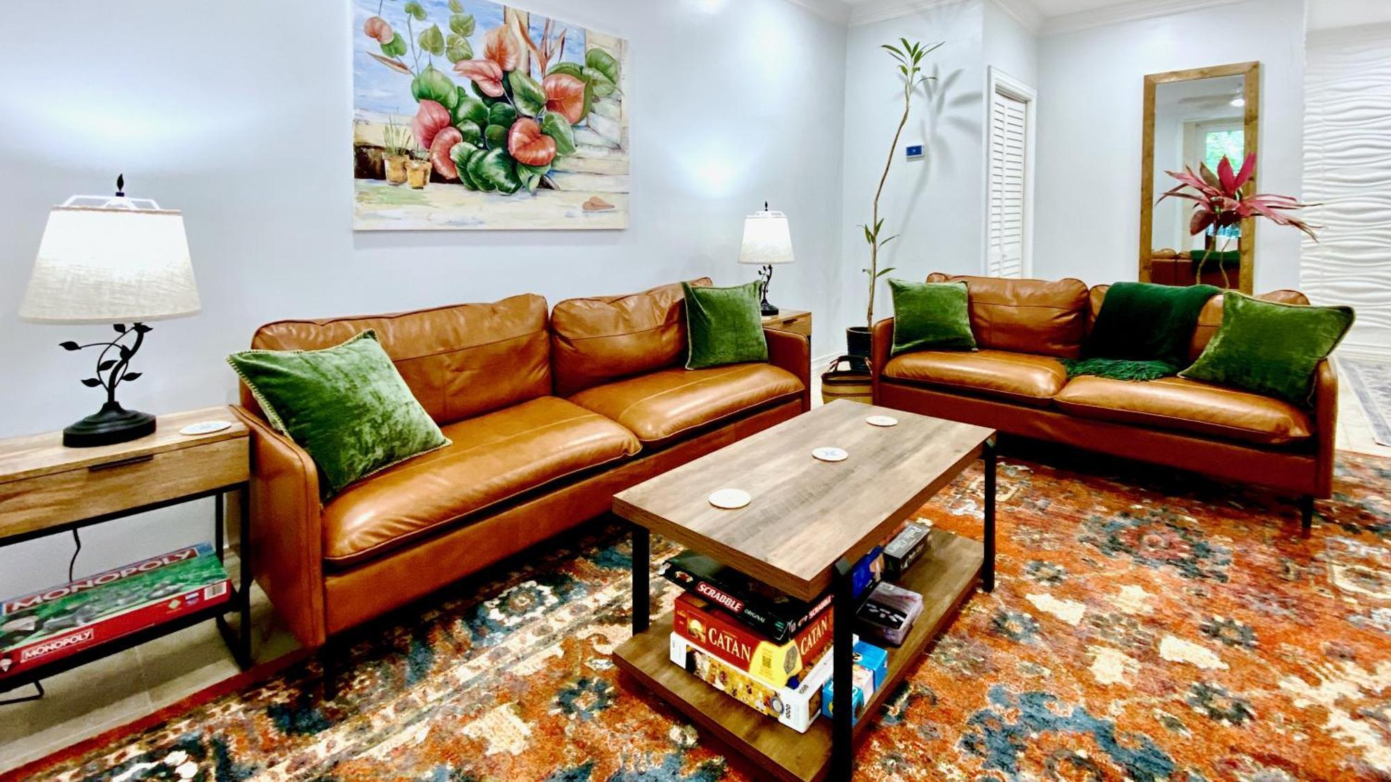 Apartment Seaside Family Oasis, King Bed, Private Pool, With Car *