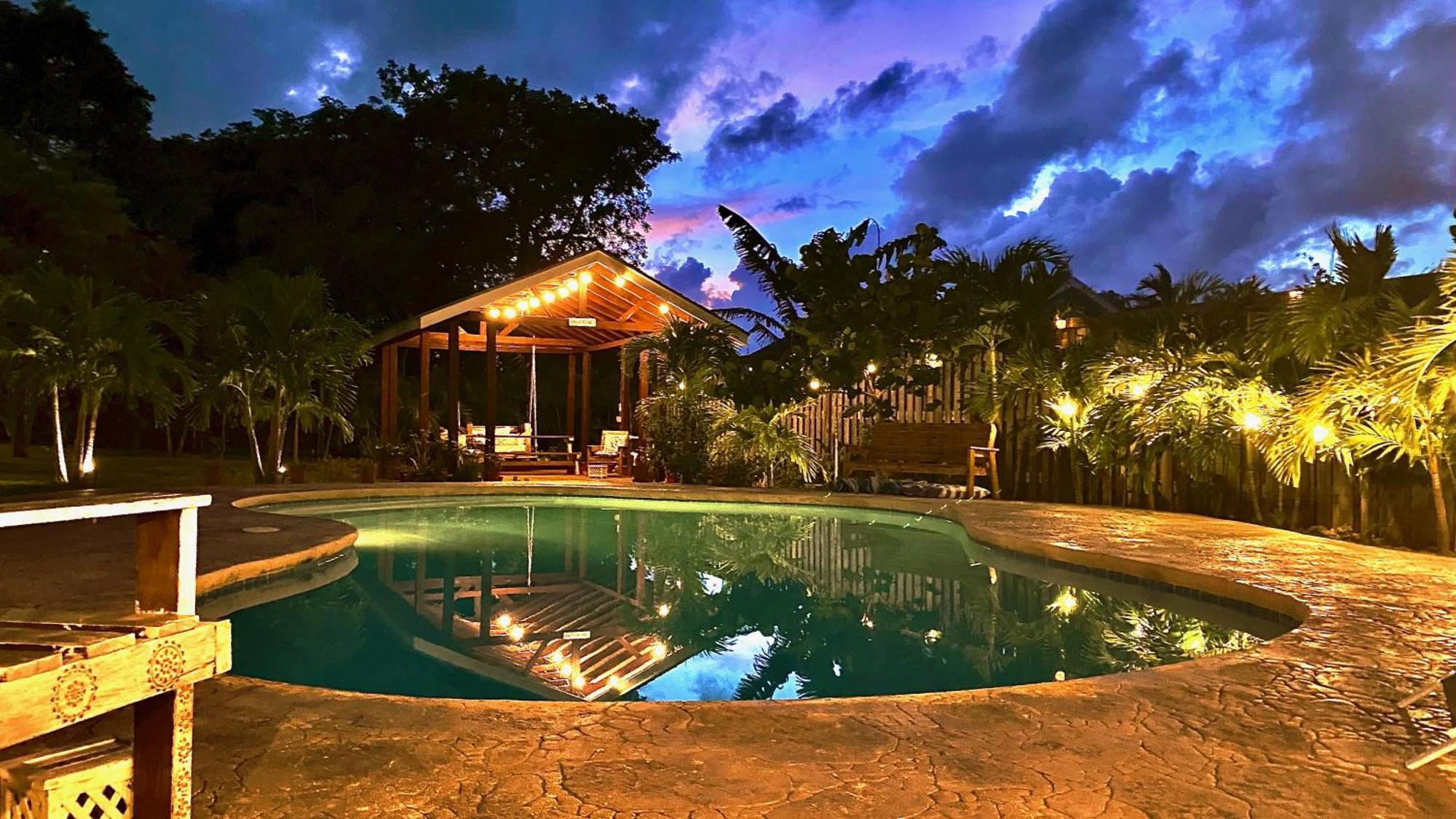 Seaside Family Oasis, King Bed, Private Pool, With Car Apartment *