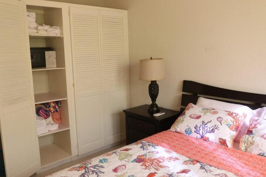 Apartment One Bedroom 1 Minute Walk To West Coast Beach! Saint James