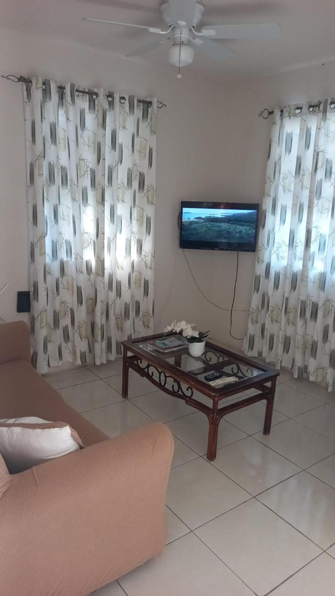 One Bedroom 1 Minute Walk To West Coast Beach! Apartment Saint James