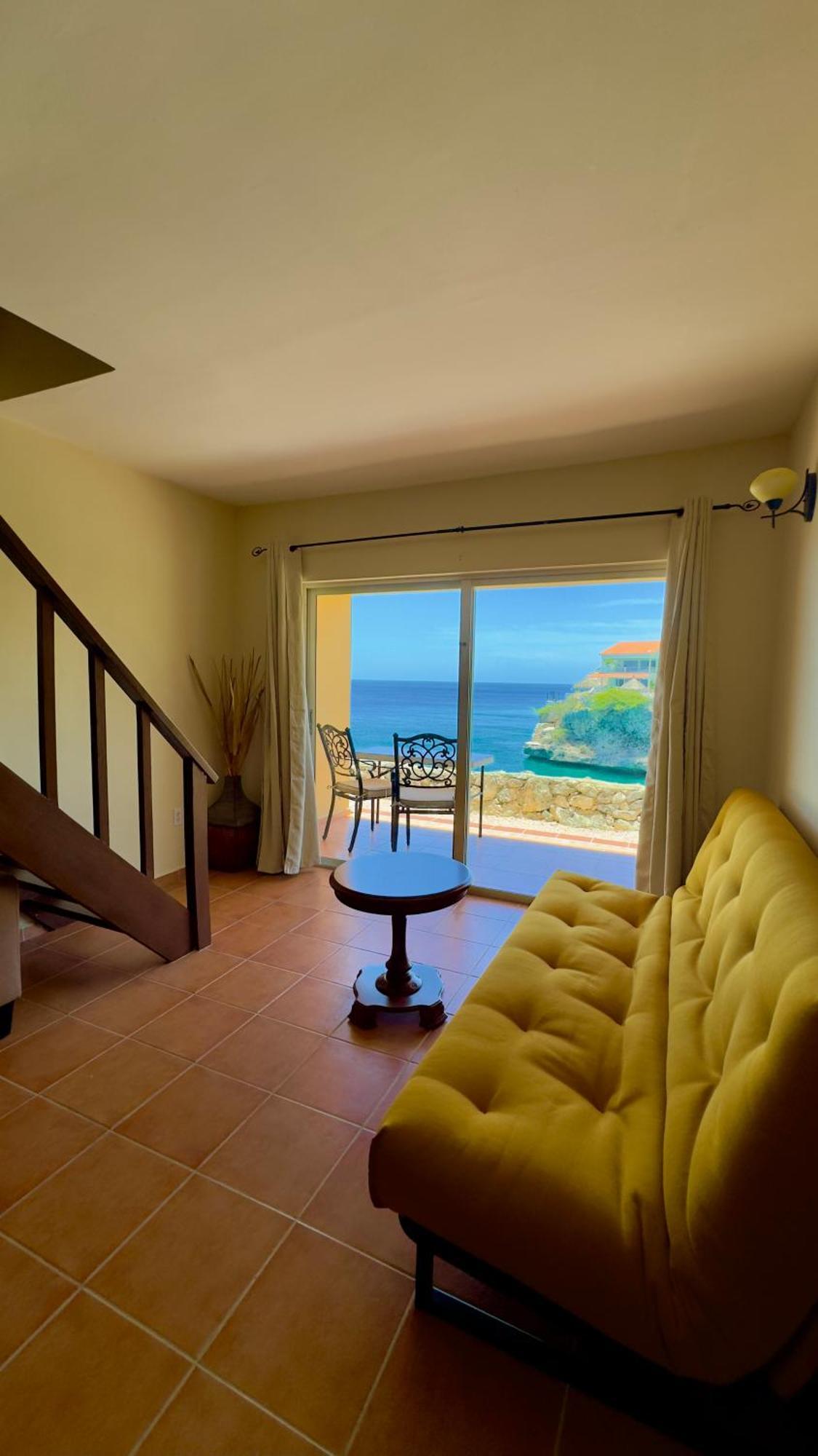 8 & 9- Blou - Curacao *