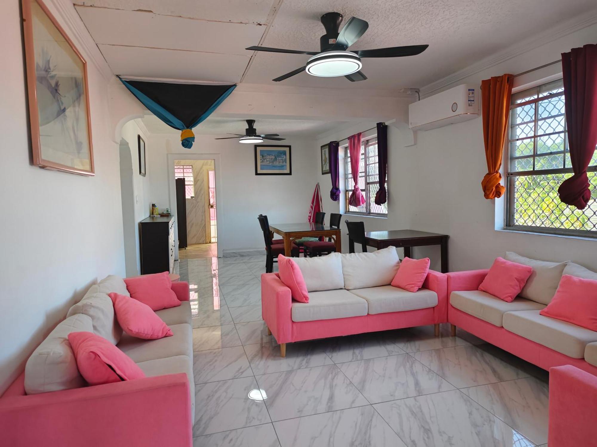 Da Pink And White Palace Albergue