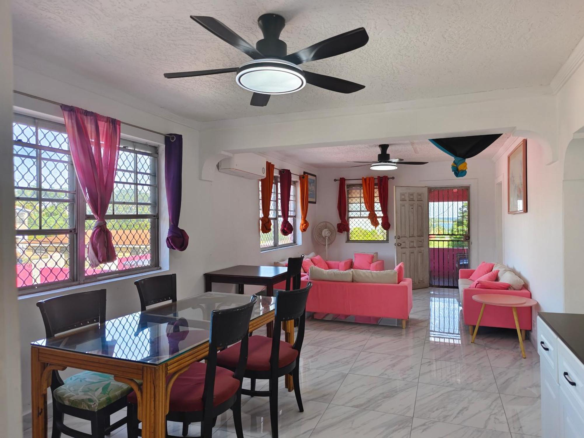 Da Pink And White Palace Albergue *