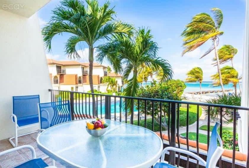 Living At Pappagallo Bldp *