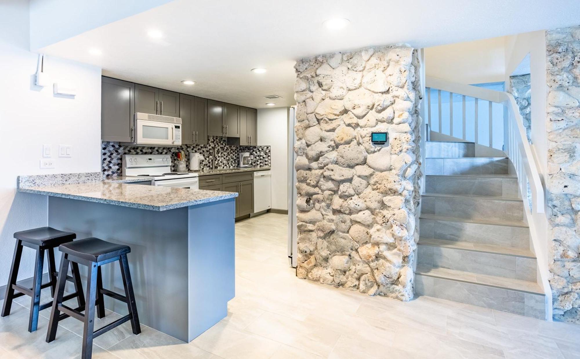 Living At Pappagallo Bldp West Bay