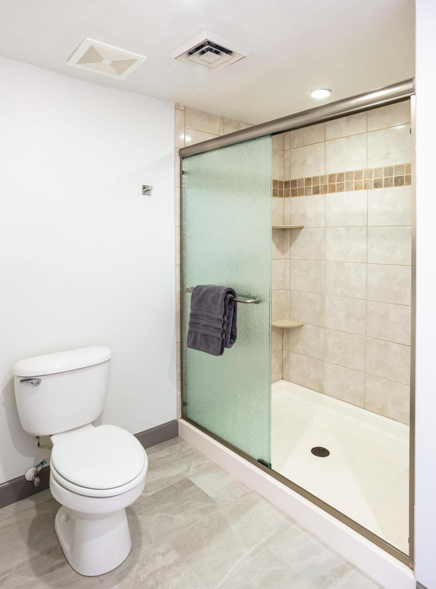 Living At Pappagallo Bldp West Bay