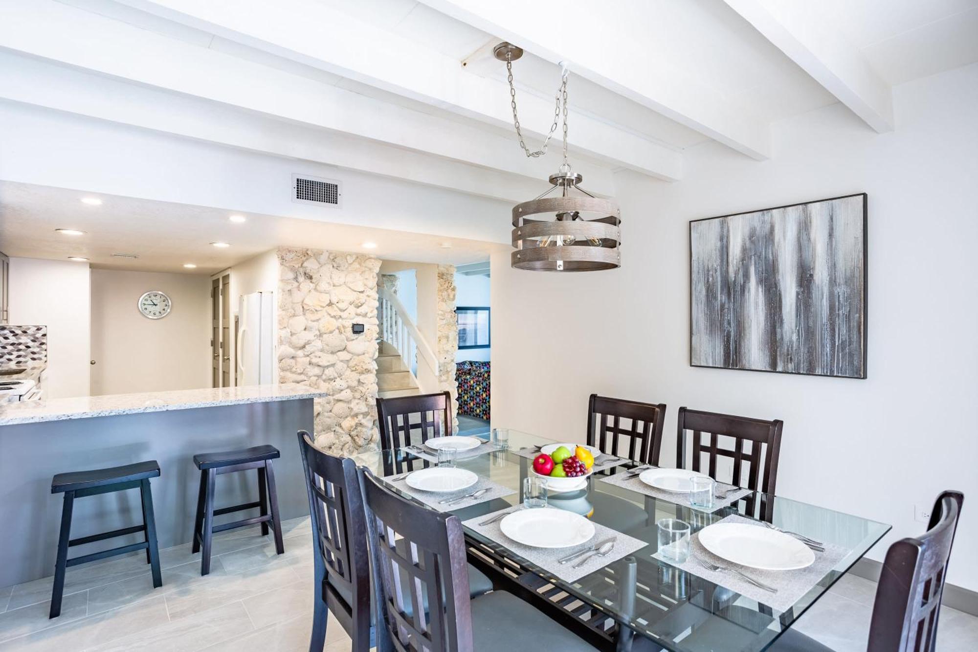 Living At Pappagallo Bldp * West Bay