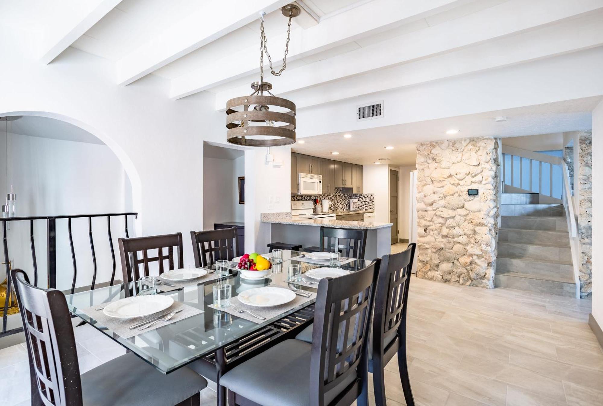 Living At Pappagallo Bldp West Bay