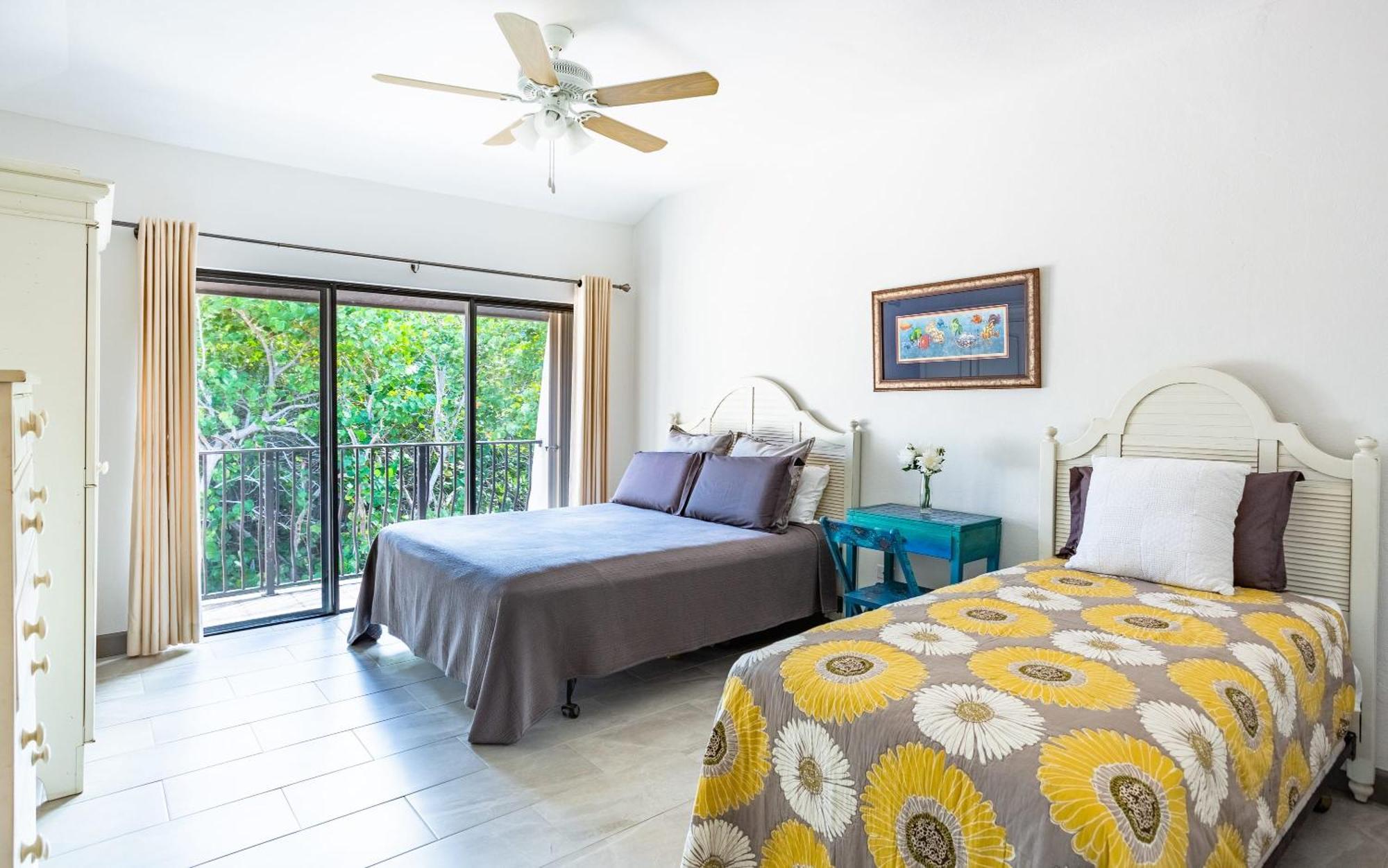Living At Pappagallo Bldp * West Bay