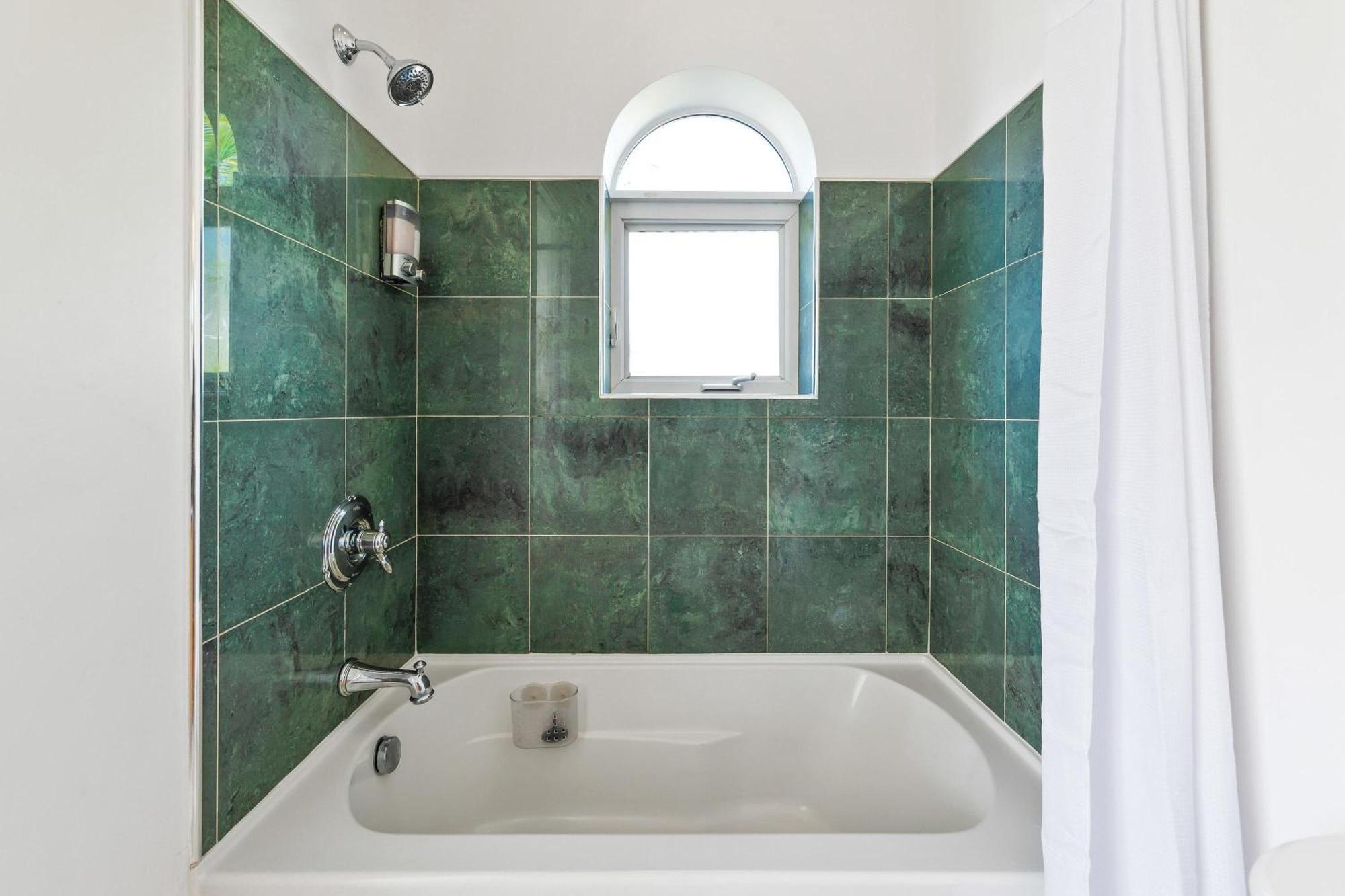 Pieces Of Eight Luxe 6br