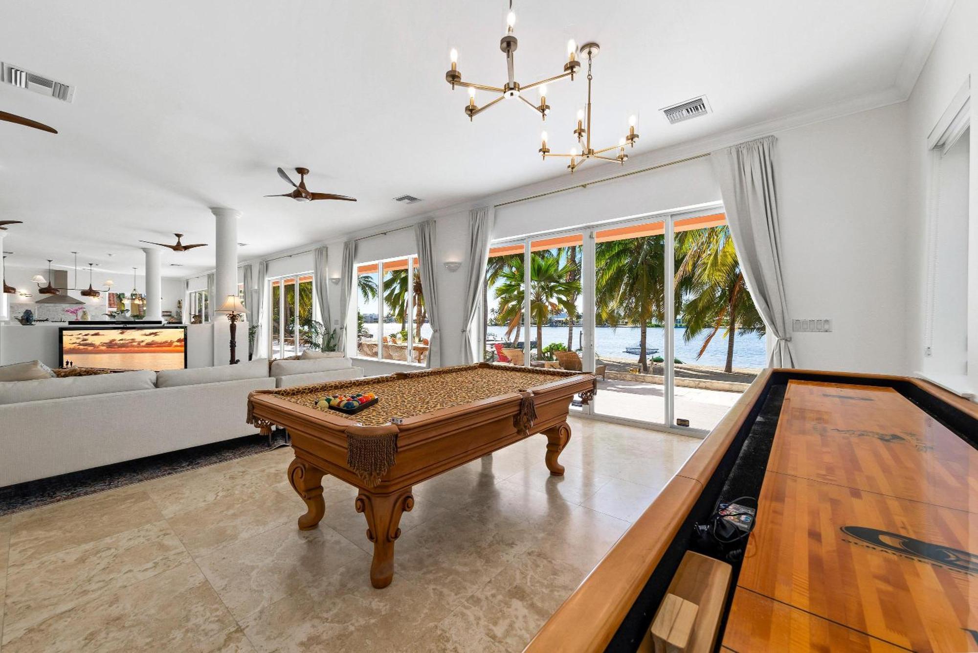 Pieces Of Eight Luxe 6br