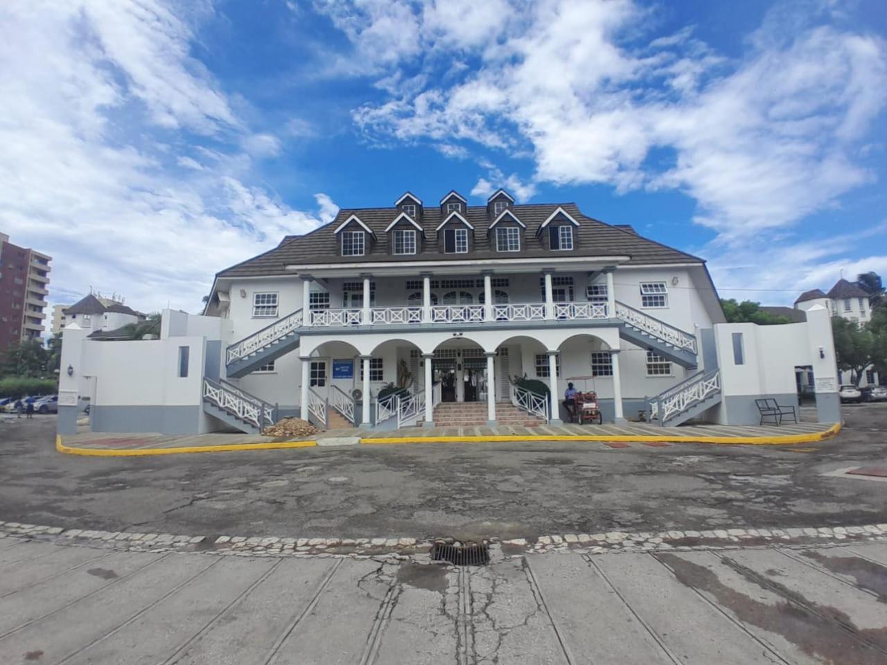 10 Aparthotel