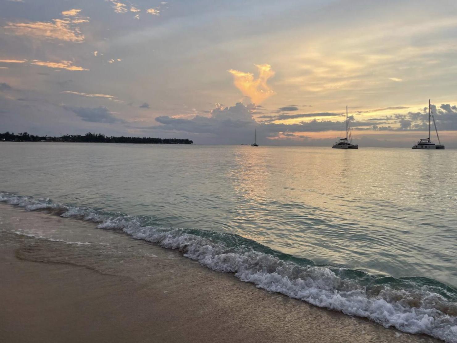 Apartment Luxury 2 Bedroom Apt, 1 Min Walk To Punta Popy Beach, Pool, Ac, Fast Wifi, In Terrenas *