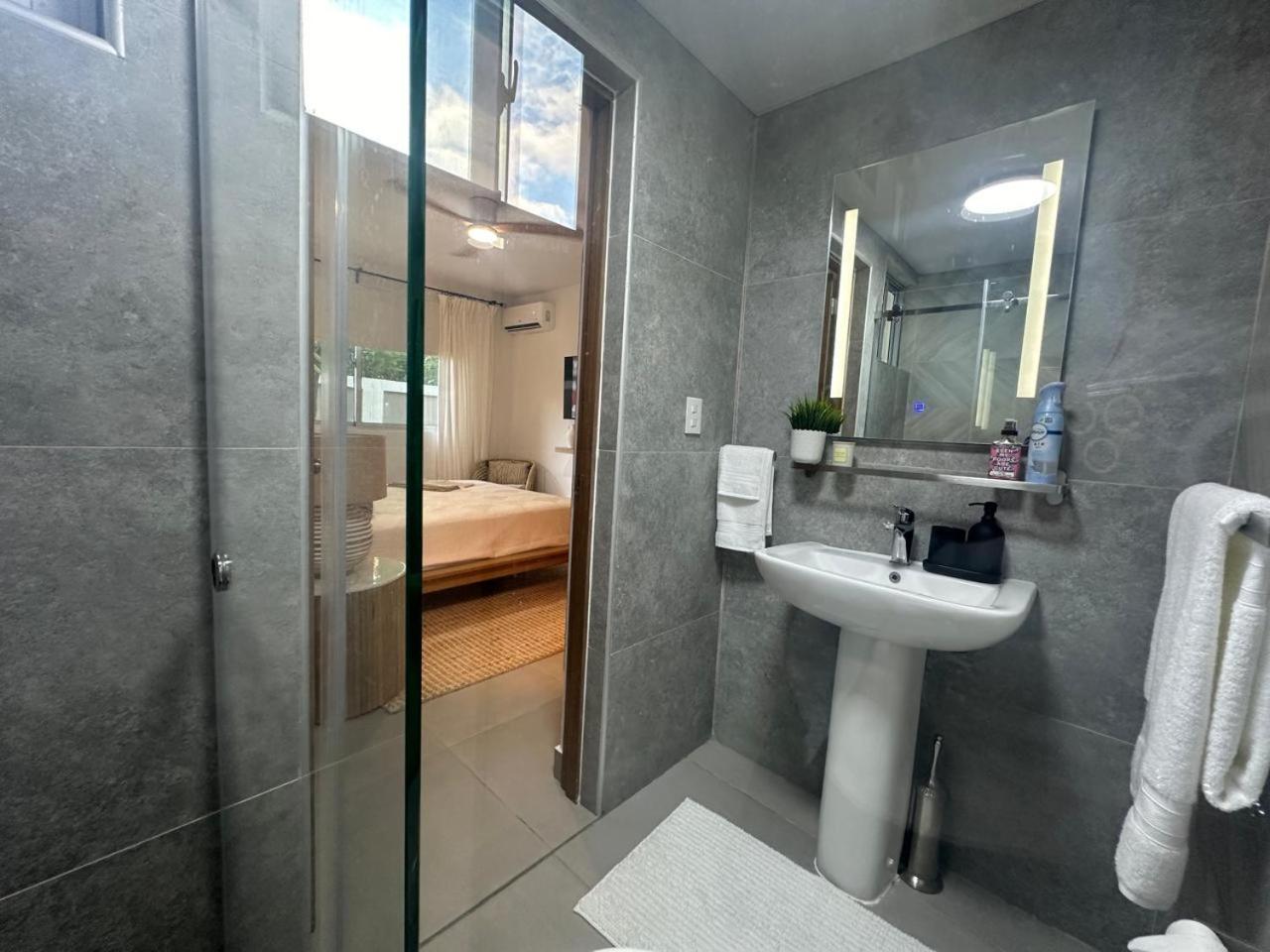 Apartment Luxury 2 Bedroom Apt, 1 Min Walk To Punta Popy Beach, Pool, Ac, Fast Wifi, In Terrenas *
