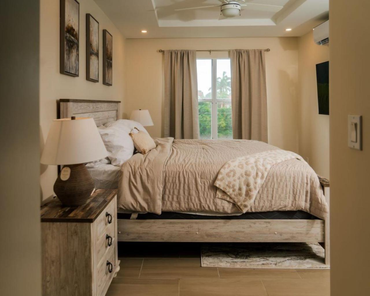 Lou Lou's Cozy Hideaway Apartment