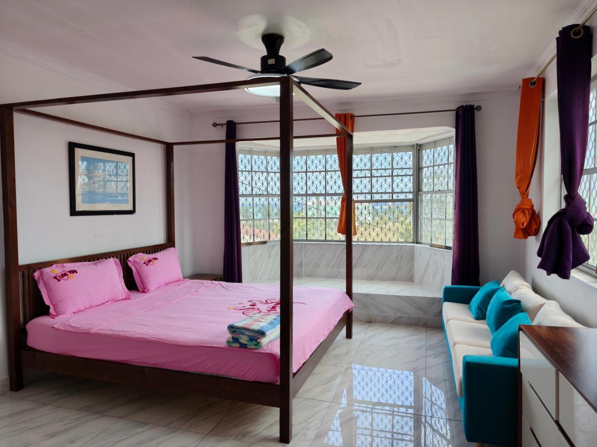Da Pink And White Palace Albergue *