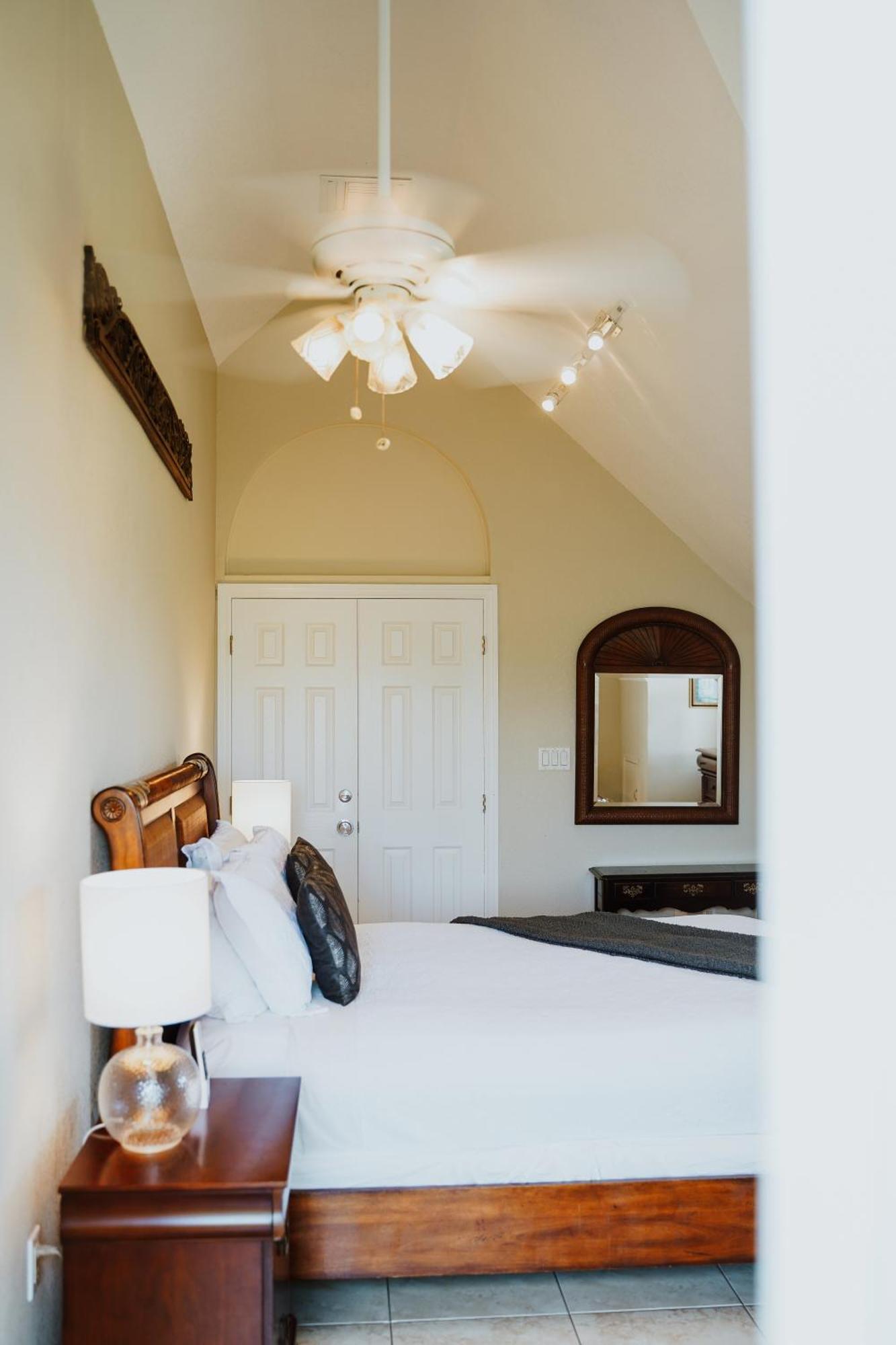 Shangri-La Boutique Bed & Breakfast Bed & Breakfast