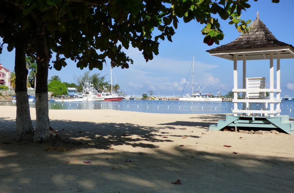 Beach One Bedroom 13 *