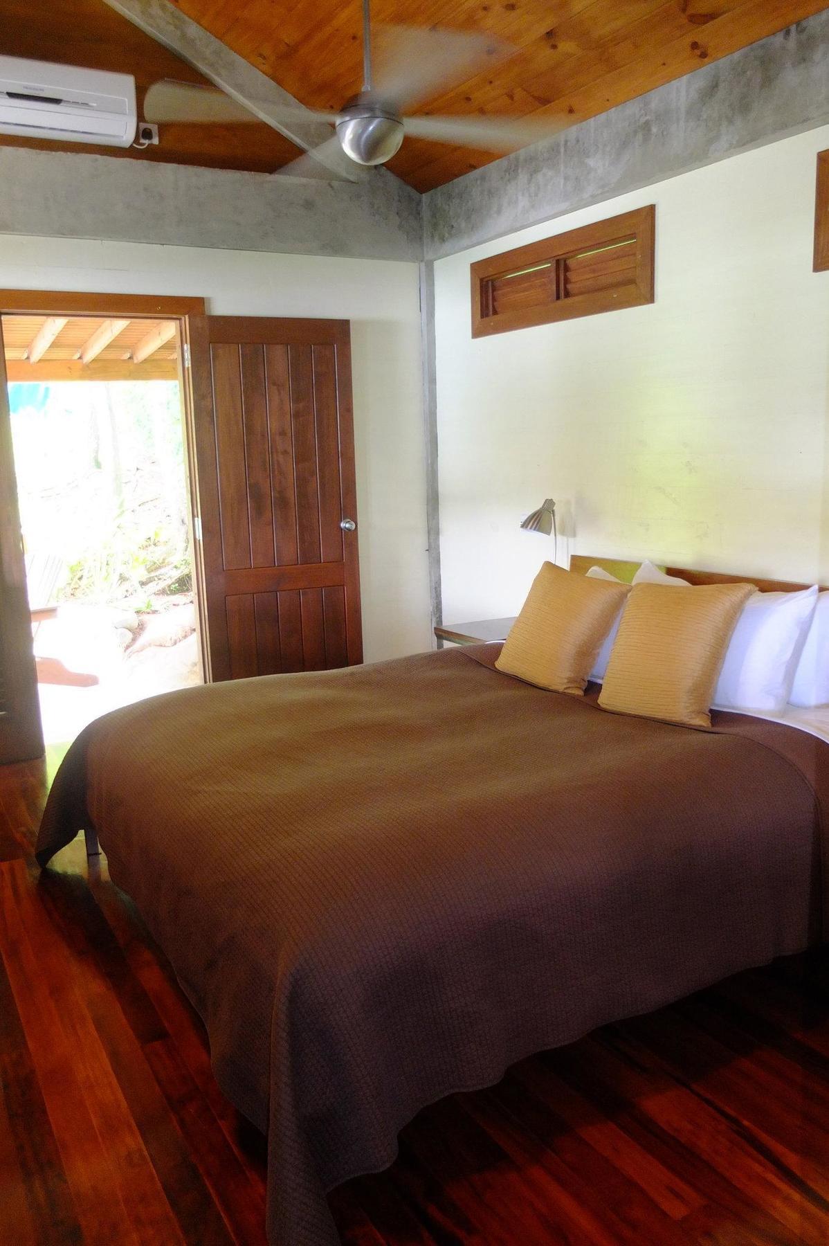 Pagua Bay House - Oceanfront Cabana's Marigot