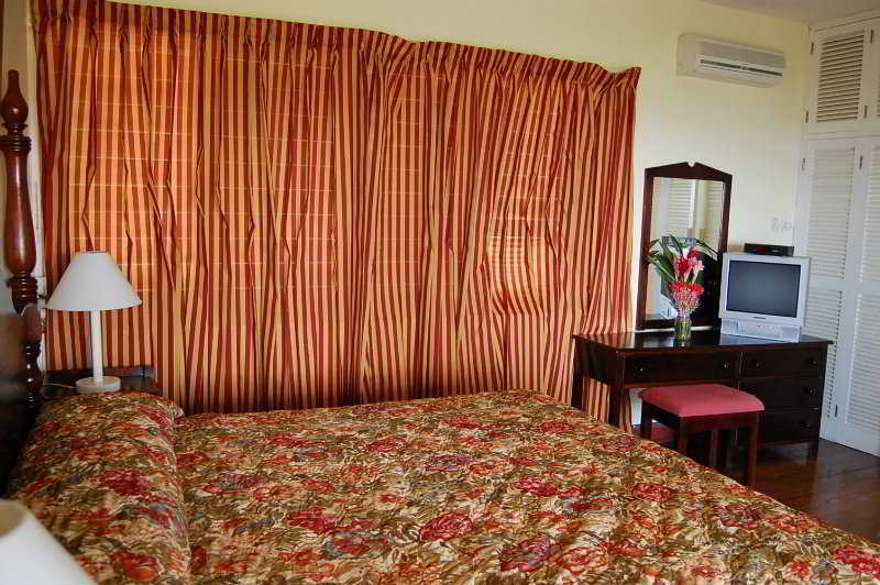 At Shaw Park Gardens & Waterfalls Hotel