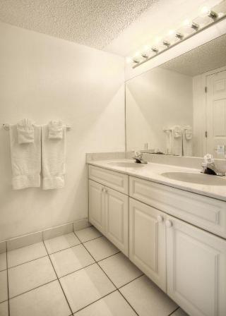 Hotel Treasure Island 3*