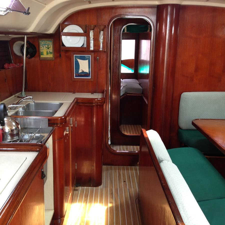 Private Yacht, Day Sail And Houseboat Botel
